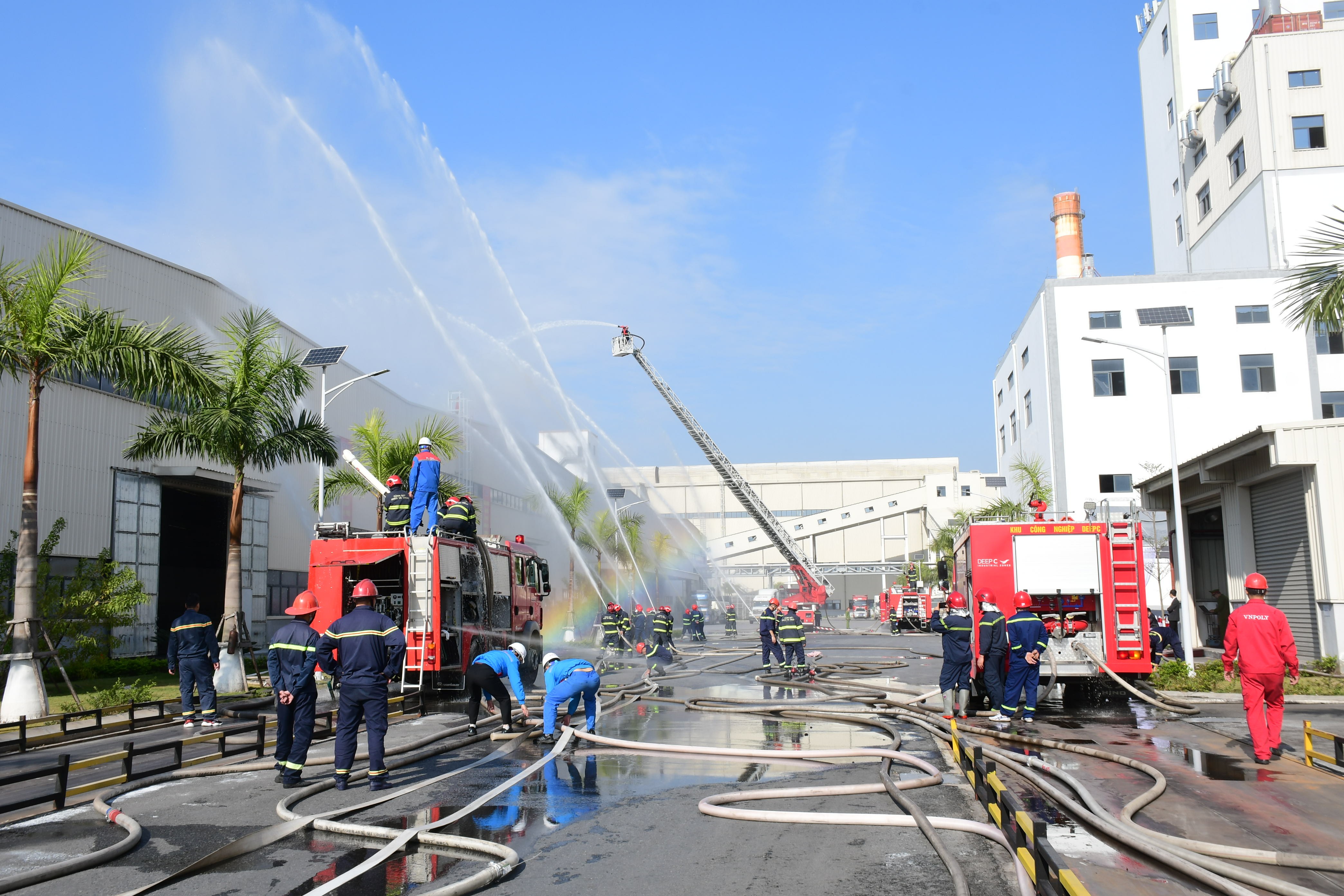 Diễn tập phương án chữa cháy, cứu nạn, cứu hộ tại Công ty TNHH Flat Việt Nam